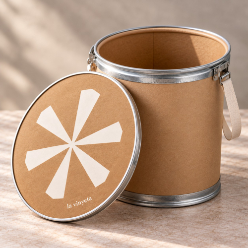 „La Vinyeta Geschenk-Kanister – Geschenkverpackung für Wein & Genuss“.